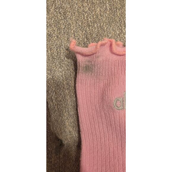 Alo Women's Lettuce Edge Sock Sweet Pink S/M New with Imperfection - Picture 3 of 4